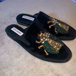 Steve Madden Hugh Black Velvet mules with a bejeweled beetle, size 8.5